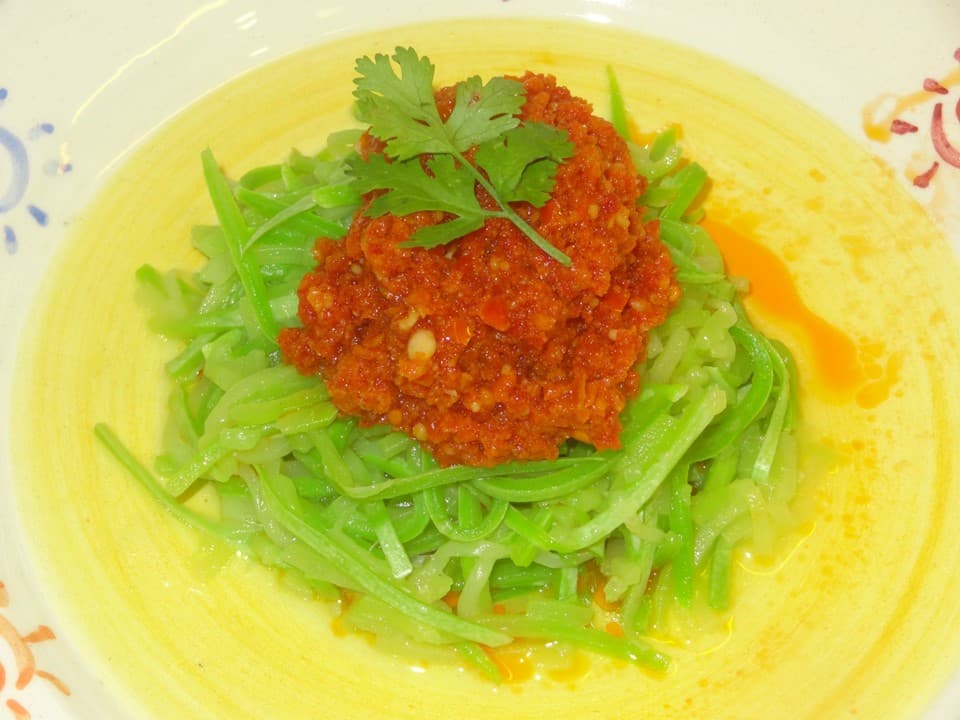 Spaghetti de calabacín al pesto rojo