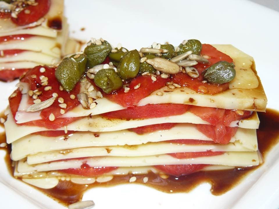 Milhojas de tomate y queso mahonés