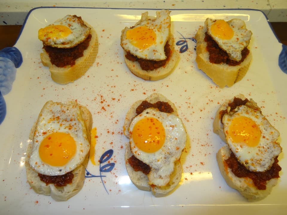 Montaditos de sobradada, miel y huevo de codorniz