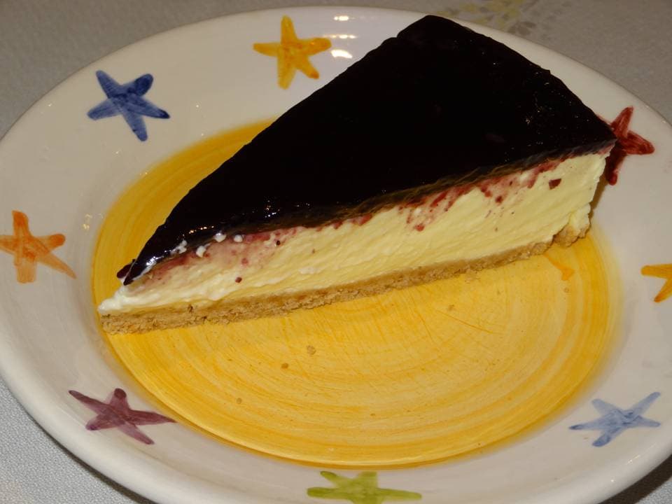 Tarta de queso con mermelada de arándanos silvestres