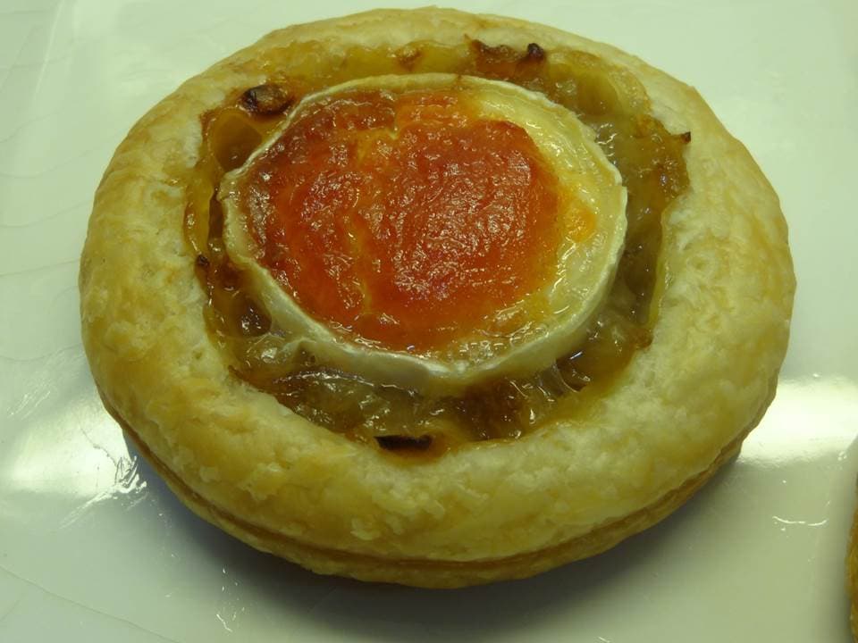 Hojaldre con cebolla caramelizada, queso de cabra y confitura de tomate