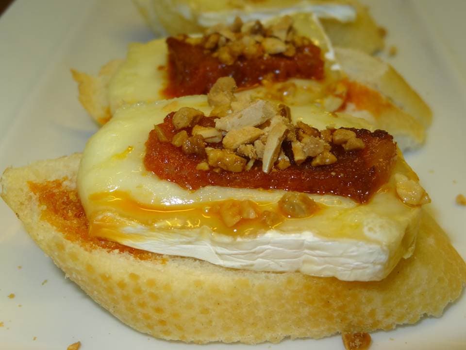 Montaditos de brie y sobrasada