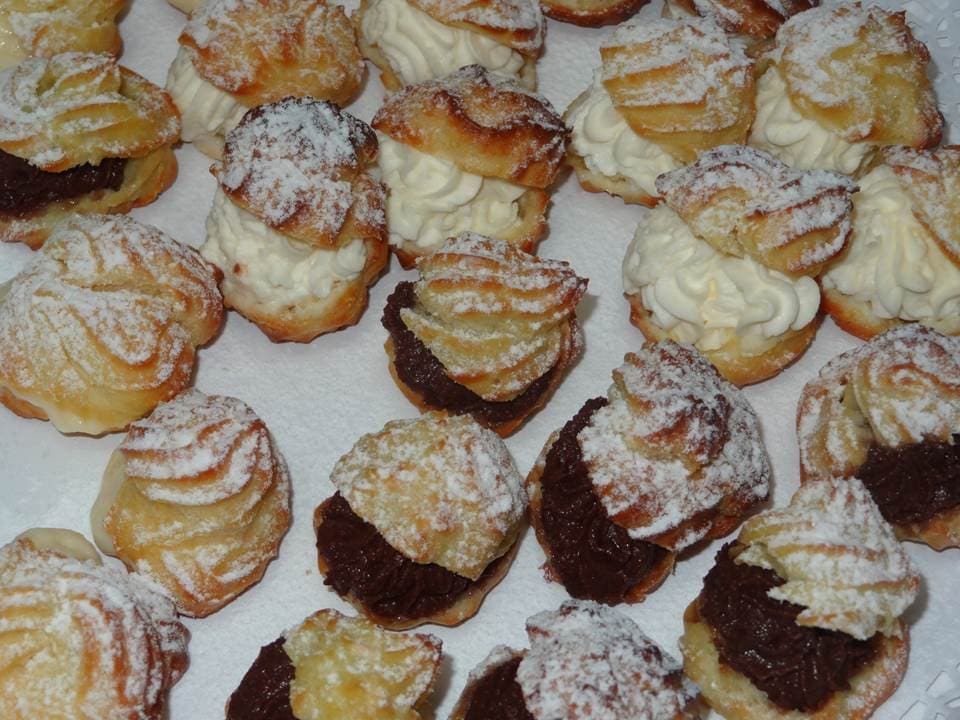 Buñuelos rellenos de trufa, crema y nata